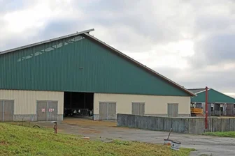 Rinderstall in Fraureuth passt perfekt in neuen Erzgebirgskrimi - Der Rinderstall in Fraureuth ist einer der Schauplätze im neuen Erzgebirgskrimi. 