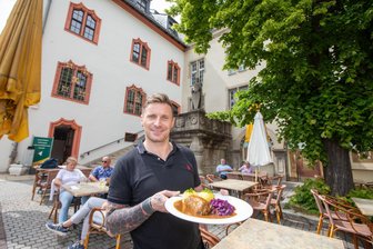 „Rindfleisch ist abartig teuer“: Wird die vogtländische Roulade zum Luxusgut? - Trotz steigender Fleischpreise: Mitarbeiter Maik Pötzscher serviert im Restaurant Heinrichs in Plauen nach wie vor die Roulade.