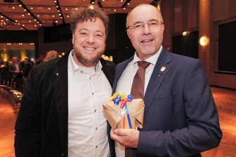 Rindfleischwurst und eine Pizza vorab: Was beim Empfang des Plauener OB für Gesprächsstoff sorgte - Sebastian Auer, dritter Bürgermeister von Hof, überreichte Plauens OB (rechts) ein deftiges Geschenk – Rindfleischwurst mit traditionellem Senf.