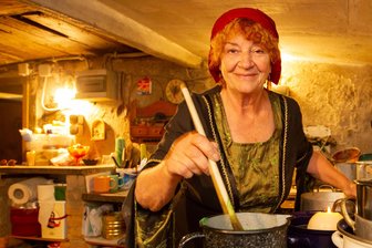 Ringelnatz und Musik: Fasching mal anders im Jößnitzer Umgebindehaus - Margitta Schier (im Bild in den Weberhäusern) kündigt eine Faschingsparty im Haus „Ilse“ in Jößnitz an.