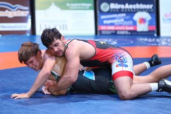 Ringen, 2. Bundesliga: Markneukirchen/Gelenau mit Kantersieg gegen Lübtheen - Nach seiner Niederlage in Aue machte Serdar Durmus (75 kg/GR/oben) einen starken Kampf gegen Lübtheens Nachwuchstalent Matti Stolt.