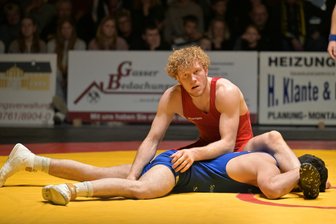 Ringen: AC Werdau lässt im Spitzenkampf gegen Pausa/Plauen nichts anbrennen - Ansgar Reinke (rotes Trikot) holte mit seinem klaren Erfolg gegen Salakh Dadaev vier Punkte für die Werdauer Ringer.