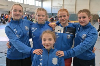 Ringen: AC Werdau überzeugt als Ausrichter und freut sich über zwei Medaillen - Paulina Chucher, Josie Bachmann, Josefine Langhof, Celina-Michelle Filipiak (hinten von links) und Jeanny Pathe (vorn) gingen am Samstag für den AC Werdau auf die Matte.