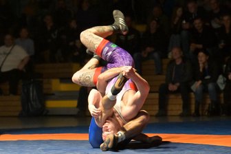 Ringen: Auer bezwingen Regionalligaschlusslicht Pausa - Aues Deward Stier stand im Duell mit Eryk Maj von der WKG Pausa/Plauen zwischenzeitlich Kopf. Die beiden Athleten lieferten sich ein packendes Duell mit tollen Techniken und Kontern.