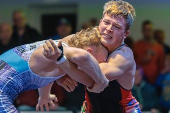Ringen: Entscheidung im letzten Kampf – WKG Markneukirchen/Gelenau unterliegt Aue erneut - Markneukirchens Johannes Adler (rechts) und Toni Lehmann lieferten sich ein Duell, dass die Herzen in beiden Lagern höher schlagen ließ.