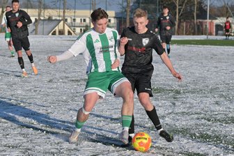 Ringen, Fußball, Handball: Das ist los am Wochenende im Altkreis Stollberg - Auf schneebedecktem Platz gewannen die Thalheimer voriges Wochenende gegen Reichenbach. Im Bild kämpfen der Thalheimer Calvin Wilhelm (l.) und der Reichenbacher Julien Pascal Knappe um den Ball.