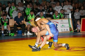 Ringen: Gelenauer gehen gegen Thalheim als klarer Favorit ins Derby - In der vergangenen Saison unterlagen die Gelenauer zweimal gegen Thalheim. Auch Haydar Afshar (blau) musste sich in der Rückrunde knapp Adam Bienkowski nach Punkten geschlagen geben.