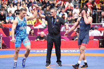 Ringen in der Reitsporthalle: Vogtländer bei der EM mit Licht und Schatten - Der Italiener Luca Dariozzi (links) bot zwei gute Kämpfe in Bratislava und will auch in der neuen Saison wieder Punkte für den AV Germania Markneukirchen sammeln.