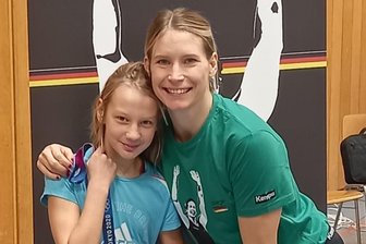 Ringen: Junge Markneukirchenerin bei Sachsenmeisterschaft auf Platz 3 - Elisabeth Breitenbach (links) bestritt im Dezember des letzten Jahres das Aline-Rotter-Focken-Turnier in Krefeld und absolvierte anschließend ein Trainingscamp, das von der ersten deutschen Olympiasiegerin im Ringen (rechts) geleitet wurde.