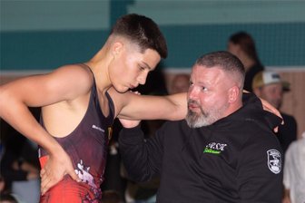 Ringen: Junger Debütant krönt Heimsieg von Regionalliga-Spitzenreiter Gelenau - Zwei Debütanten unter sich: Rico Richter, der erstmals bei einem Heimkampf als RSK-Chefcoach fungierte, gibt Erwin Lerchenberger letzte Tipps.