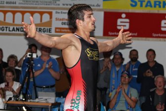 Ringen: Markneukirchener gewinnt Gold - So schön kann Mokhmad Dadaev seine Siege feiern. In Greiz wurde er für den AV Germania Mitteldeutscher Meister. In der Bundesliga punktet Dadaev zukünftig für den KSV Köllerbach.