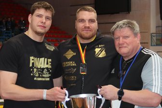 Ringen: Markneukirchens Franz Richter verpasst mit Kleinostheim die Deutsche Mannschaftsmeisterschaft - Vizemeister Franz Richter (Mitte) mit Vater Jörg (rechts) und Bruder Niklas, die vor Ort die Daumen gedrückt hatten.