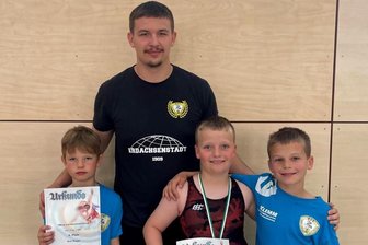 Ringen: Medaillenflut für KSV Pausa und ASV Plauen zum Ende der Sachsenmeisterschaften - KSV-Trainer Niklas Bächer mit Karl Rüger, Enno Degel und Emil Fleischer (von links).