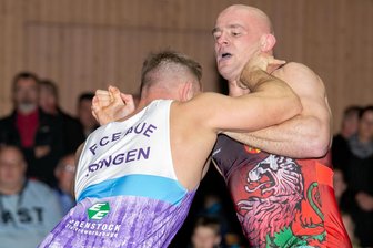 Ringen: Neues Punktesystem soll Liga stabilisieren - Sollte die Punkteregel irgendwann eingeführt werden, würden der Pole Gerard Kurniczak (rot, Gelenau) und der Ungar Laszlo Szabo (blau, Aue) aus ihrem Mannschaftskontingent je 5 Punkten herausziehen.