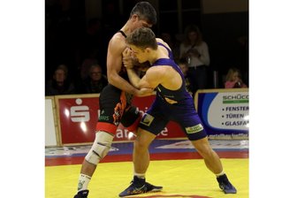 Ringen-Regionalliga: WKG Pausa/Plauen steht in Thalheim heißer Mattentanz bevor - Dieses Duell zwischen dem jungen Fabian Wiesemann (WKG Pausa/Plauen, blaues Trikot) und Daniel Franke könnte es auch am Samstag in Thalheim geben.