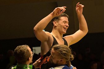 Ringen: Thalheimer bringen Tabellenführer Aue erste Saisonniederlage bei - Thalheimer Glückseligkeit: Adam Bienkowski (l.) und Kapitän Tobias Löffler tragen Dennis Aleksandryuk nach dessen herausragender Vorstellung im letzten Kampf des Abends durch die Halle.