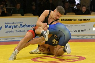 Ringen: Thalheimer sichern sich Silber und feiern - Der Thalheimer Dennis Aleksandryuk (l.) hatte gegen Oleksander Kuruch anfangs große Probleme, gewann nach riesiger Aufholjagd aber noch nach Punkten.