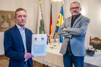 Ringen um steigende Kita-Beiträge – Bürgermeister aus dem Erzgebirge machen in Dresden Druck - Ihre Anliegen, die Thomas Lein (links) und Lutz Rosenlöcher in einem Brandbrief formuliert hatten, führten sie nun ins Sächsische Kultusministerium.
