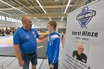 Ringen: Warum der AC Werdau dem Aufstieg in die 2. Bundesliga schon vor Saisonbeginn eine Absage erteilt - Der junge Dominik Gasser (rechts) ist für Christian Schneider (links) und die anderen Werdauer Verantwortlichen nicht nur aufgrund seines Erfolgs beim Horst-Hinze-Turnier ein Hoffnungsträger.
