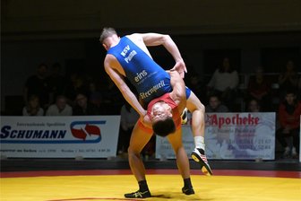 Ringen: Warum Rang 2 für den AC Werdau der perfekte Platz nach der Hinrunde ist - Der Werdauer Katsuaki Endo (unten) machte mit seinem Gegner Max Schmalfuß kurzen Prozess und siegte vorzeitig.