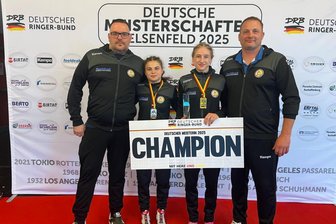 Ringen: Werdauerin Fiona Gasser belohnt sich nach Herzschlagfinale mit dem zweiten Deutschen Meistertitel in nur drei Monaten - Die Erfolge von Kimberly Seifert (2. von links) und Fiona Gasser erlebten Marco Olschewski vom AC Werdau (links) und Vater Maik Gasser bei der Deutschen Meisterschaft hautnah mit.