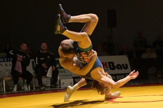 Ringen: Zufriedenheit trotz Niederlage gegen den Meister – „Es war beste Werbung für den Ringkampfsport“ - Der Auer Krisztofer Klanyi (li.) war seinem Greizer Gegner Joel Wrensch technisch überlegen.