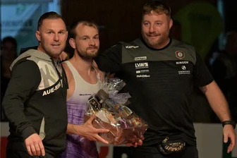 Ringender Punktgarant nimmt nach fast 100 Heimkämpfen für Aue Abschied - Philipp Herzog (Mitte) hat vor heimischer Kulisse seinen letzten Kampf bestritten. Mannschaftsleiter Frank Witscher und Trainer Björn Schöniger (r.) verabschiedeten ihn vor der stattlichen Kulisse von 500 Zuschauern. Der 33-Jährige bedankte sich für seine Zeit in den Reihen des FCE - und nochmals mit einem Erfolg.