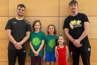 Ringer aus Pausa und Plauen feiern Turniererfolge - Sid Wetzel (links) und Niklas Bächer mit dem weiblichen KSV-Trio (von links) Mara Rother, Else Wermig und Sophia Török.
