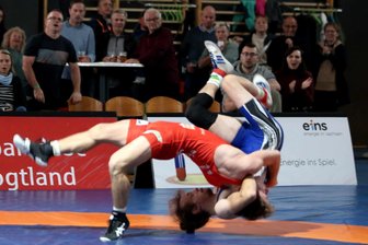 Ringer der WKG Pausa/Plauen: Mit Wut im Bauch zu klarem Sieg - Pausas Fabian Wiesemann (rotes Trikot) drückte mit einem sehenswerten Wurf seinen Gegner auf beide Schultern.
