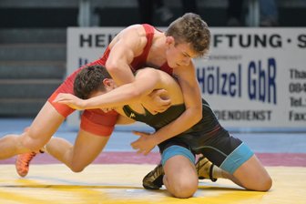 Ringer des AC Werdau punkten doppelt und freuen sich auf Olympiasieger - Der Werdauer Konstantin Valassis (links) hat seinen Gegner Matvii Tytiuk aus Hannover 3:0 nach Punkten besiegt.