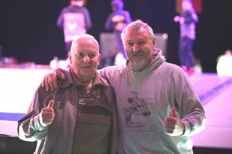 Ringer des KSV Pausa feiern ein Urgestein - Hans Spatschke mit seinem Sohn Andreas beim Finale um die Deutsche Mannschaftsmeisterschaft in Göppingen.