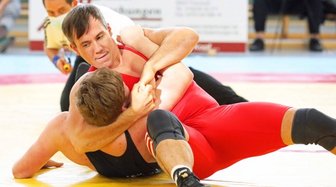 Ringer hoffen weiter auf die Playoffs - Mit seinem Schultersieg gegen Justin Hartmann brachte Martin Kretzschmar (rot) die Werdauer Riege auf die Siegerstraße. 