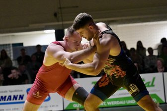 Ringer-Regionalliga: Der AC Werdau und die WKG Pausa/Plauen gehen fast im Gleichschritt vorneweg - Schwergewichtler Tomasz Wawrzynczyk (links) steuerte in Hannover die volle Punktzahl für den AC 1897 Werdau bei.