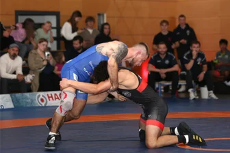 Ringer-Regionalliga: Keine Punkte für Pausa/Plauen - Der Pole Eryk Maj (blaues Trikot) kämpft schon viele Jahre für die WKG Pausa/Plauen, gehört schon zum Inventar und ist noch immer ein zuverlässiger Punktgarant für die Vogtländer.