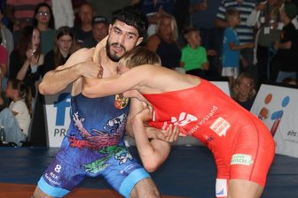 Ringer-Regionalliga: Nächster Dämpfer für den Meister - Bei seinem Debüt im Gelenauer Trikot gelang Ismail Aliev (links) ein Punktsieg.