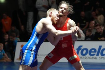 Ringer-Regionalliga: Pausa/Plauen unterliegt gegen Potsdam - David Adler (rotes Trikot) setzte zum Beginn der zweiten Hälfte des Kampfabends die Aufholjagd der Vogtländer fort und bezwang seinen Kontrahenten Vincent Missel klar mit 15:2 Punkten.