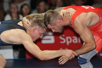 Ringer-Regionalliga: WKG Pausa/Plauen reitet weiter auf der Erfolgswelle - Einmal mehr glänzte WKG-Routinier Eryk Maj (rechts) mit einem vorzeitigen Sieg.