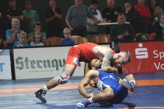 Ringer-Regionalliga: WKG Pausa/Plauen tritt zum Traditionsduell beim AC Germania Artern an - Mittlerweile gehört Eryk Maj (rotes Trikot) zu den Routiniers im Team der WKG Pausa/Plauen. Beim Hinkampf glänzte er mit einem klaren 9:0-Sieg.