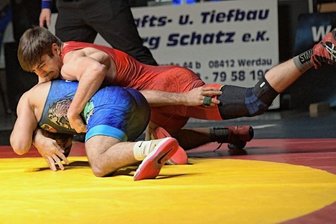 Ringer verlieren Heimkampf und Podestplatz - Obenauf: Der Werdauer Kantemir Sibekov (rotes Trikot) hat den Gelenauer Hassan Ismail nach Punkten besiegt. 