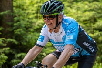 Ringerchef sitzt mit fast 70 fest im Sattel - 290 Kilometer, 4900 Höhenmeter: Joachim Kühn meisterte gemeinsam mit Olympiasieger Olaf Ludwig den Stoneman Miriquidi Road in drei Tagen. Von Oberwiesenthal aus ging es zunächst durchs deutsche Erzgebirge bis nach Altenberg, dann auf der tschechischen Seite zurück. 