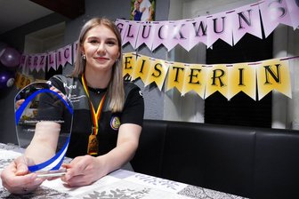 Ringerin aus dem Erzgebirge kommt ihrem Olympia-Traum einen Schritt näher - Stolz präsentiert Annalena Landgraf daheim ihre DM-Trophäe.