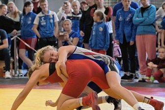 Ringerin hat ehrgeizige Ziele - Beim 23. Internationalen Pokalturnier in Werdau gewann Fiona Gasser (oben) vor kurzem in der Gewichtsklasse bis 53 Kilogramm. Nach souveränen Siegen in der Vorrunde - unter anderem gegen Gina Trieband vom 1. Luckenwalder SC - setzte sich die Sportlerin vom AC Werdau im Finale gegen Vereinskameradin Kimberly Seifert durch.