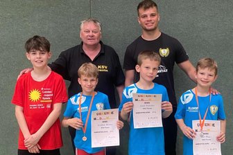 Ringernachwuchs aus Plauen und Pausa beim Jahreshöhepunkt topfit - Team Pausa bei den Titelkämpfen in Frankfurt/Oder: (vorn von links) Fredo Eisenschmidt, Emilian Richter, Emil Fleischer und Karl Rüger . Hinten das Trainer-Duo Uwe Knittel (links) und Sid Wetzel.