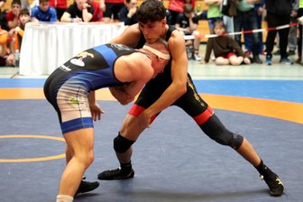 Ringertalent aus Markneukirchen holt Bronze bei Mitteldeutscher Meisterschaft - Germanias Johannes Adler (links) machte gegen Berlins Fernando Mahmoud einen guten Kampf, doch am Ende hatte der Hauptstädter knapp die Nase vorn.