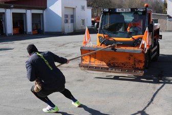 Ringertraining im Bauhof: Markneukirchener Athlet zieht Multicar samt Vereinschef - Unorthodoxes Training: Franz Richter beim „Multicar-Pulling“. Drin sitzt Vereinschef Jens Berndt.
