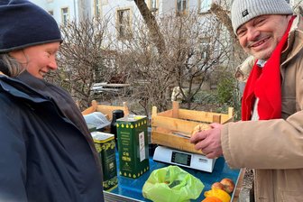Ringethal bei Mittweida hat eine Spezialität: Kalabrische Orangen, frisch vom Baum - Maurizio (r.) von der Cooperative Nelson Mandela aus Kalabrien verkauft zwischen November und März erntefrische Orangen in Sachsen. Am 4. Februar auch in Ringethal.