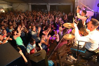 Ringethal lädt ein zum 32. Inselteichfest - 2019 waren es die Firebirds, 2024 sind es Major C, die Heinz Band und Killers of Germs, die beim 32. Ringethaler Inselteichfest Stimmung machen.