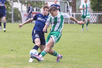 Risikospiel: Warum die Polizei den Auftritt der U 23 von Dynamo Dresden im Erzgebirge begleitet - Das erste Heimspiel in der Landesliga gewann Tanne voriges Wochenende. In dieser Szene kämpfen Paul Lehmann (l.) von Taucha und Thalheims Calvin Wilhelm um den Ball.