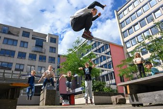Riskant elegant durch Chemnitz: Warum Parkour mehr Lebensgefühl als Sport ist - Trainer Alex ist Vorbild für die Kinder in Sachen Springen: Er selbst ist auch erst seit drei Jahren dabei. Seit einem Jahr ist er ehrenamtlicher Trainer des Urban Sports Verein.