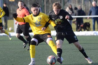 Riskante Personalplanung beim VfB Auerbach? Das sagt der Präsident zum Mini-Kader für die Oberliga - Amer Kadric (links) kam am Samstag mit dem VfB Auerbach kam im Testspiel gegen Leon Mulks (links) und den BSV Irfersgrün zu einem 3:0-Erfolg.